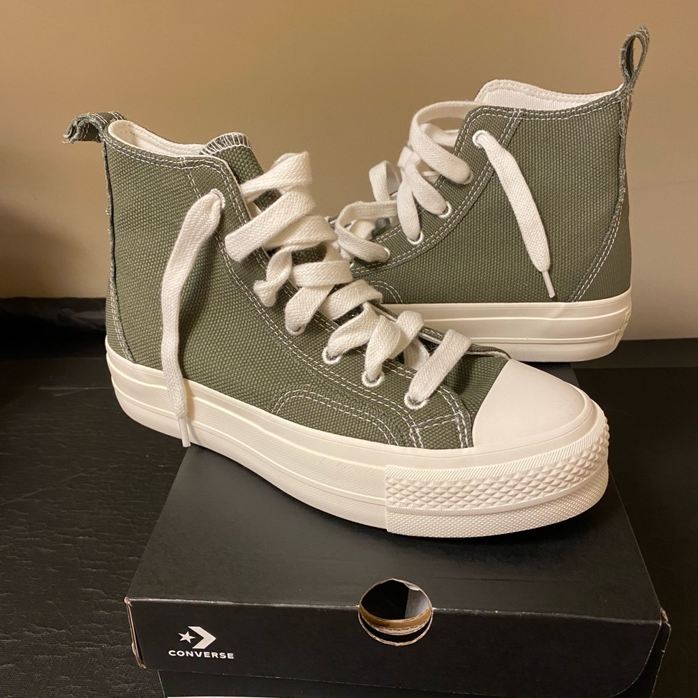 Converse High Tops NWOT Size 7 1/2.